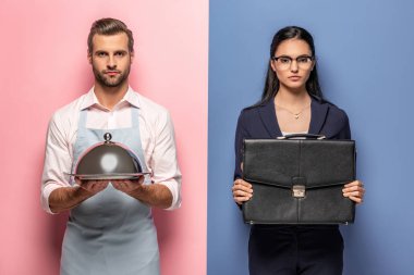 mavi ve pembe üzerinde evrak çantası ile Servis Tepsisi ve iş kadını ile önlük ciddi adam