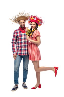 mutlu erkek ve genç kadın beyaz izole ayçiçeği ile şenlikli giysiler içinde