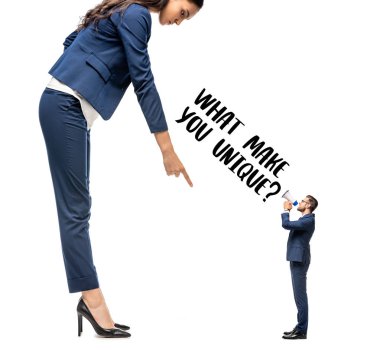 küçük işadamı ağızlık ta bağırarak büyük işadamı parmak Ile işaret İzole Beyaz ne benzersiz yapmak? Yazı