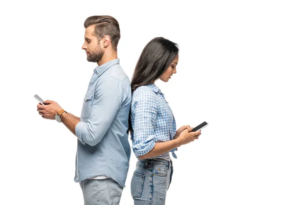 Άντρας Και Νεαρή Γυναίκα Που Χρησιμοποιεί Smartphones Απομονωμένα Λευκό — Φωτογραφία Αρχείου