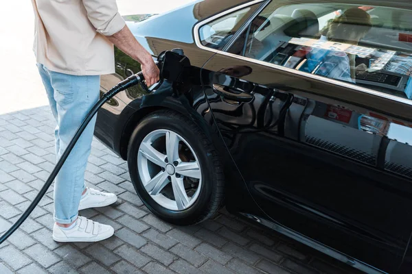 Vista Ritagliata Dell Uomo Che Tiene Ugello Del Carburante Automobile — Foto Stock