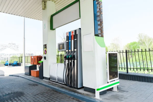 Pompe Benzina Con Benzine Presso Moderna Stazione Servizio — Foto Stock