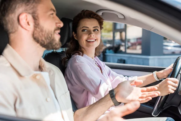 Selective Focus Cheerful Woman Looking Bearded Man Gesturing Car — Stock Photo, Image