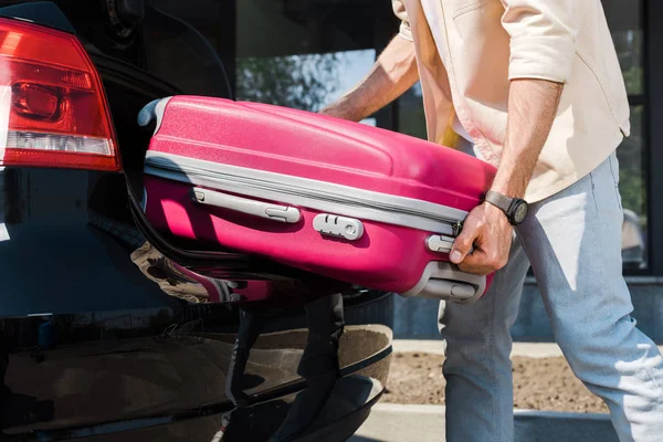 Обрізаний Вид Чоловіка Який Поклав Рожевий Багаж Багажник Автомобіля — стокове фото