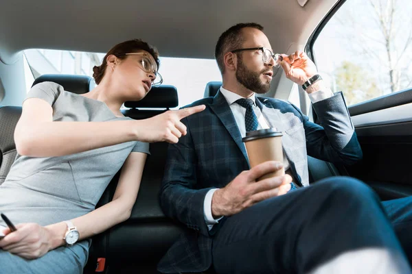 Vista Ángulo Bajo Mujer Negocios Señalando Con Dedo Ventana Cerca — Foto de Stock