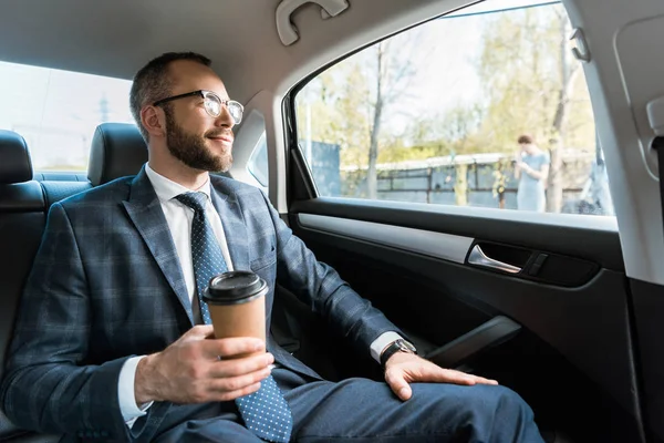 Felice Uomo Affari Possesso Tazza Carta Guardando Finestrino Auto — Foto Stock