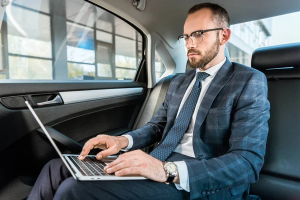 Tiefansicht Eines Gutaussehenden Geschäftsmannes Mit Brille Der Auf Seinem Laptop — Stockfoto