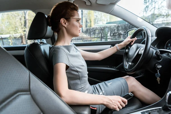 Foco Seletivo Mulher Atraente Óculos Carro Condução — Fotografia de Stock