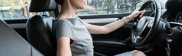 Tiro Panorámico Mujer Sosteniendo Volante Mientras Conduce Coche — Foto de Stock