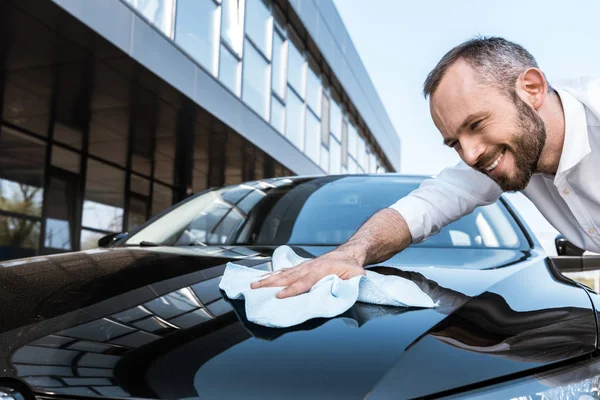 Visão Baixo Ângulo Homem Negócios Feliz Limpeza Carro Preto Com — Fotografia de Stock