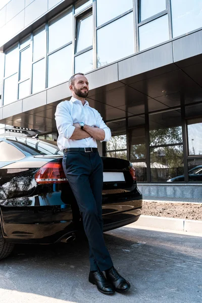 Baixo Ângulo Visão Homem Bonito Com Braços Cruzados Perto Carro — Fotografia de Stock