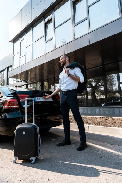 Visão Baixo Ângulo Empresário Feliz Perto Carro Preto Com Bagagem — Fotografia de Stock