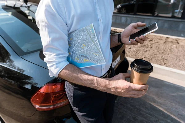 Vista Cortada Homem Usando Smartphone Enquanto Segurando Copo Papel Perto — Fotografia de Stock