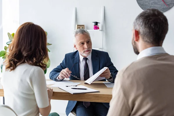 Vue Arrière Des Clients Assis Près Concessionnaire Automobile Dans Bureau — Photo