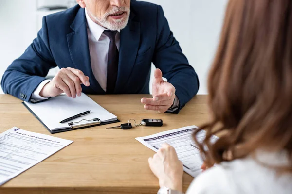 Ausgeschnittene Ansicht Von Autohändler Gestikuliert Nahe Frau Mit Vertrag Der — Stockfoto