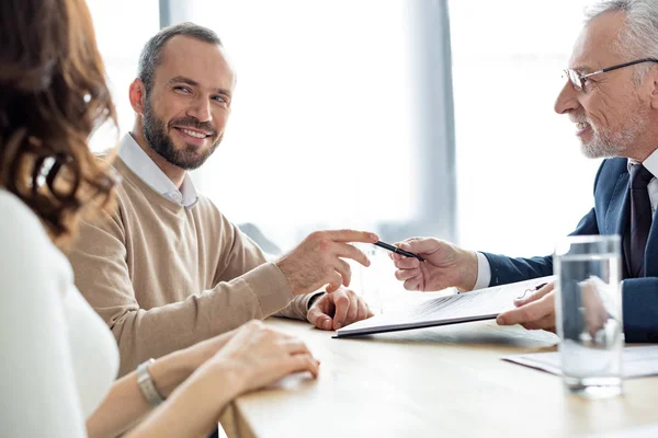 Selective Focus Car Dealer Giving Pen Happy Man Looking Woman — Stock Photo, Image