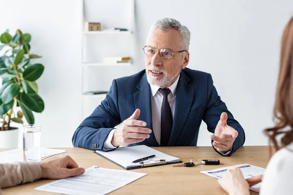 Selektiver Fokus Des Autohändlers Gestikuliert Gespräch Mit Kunden — Stockfoto