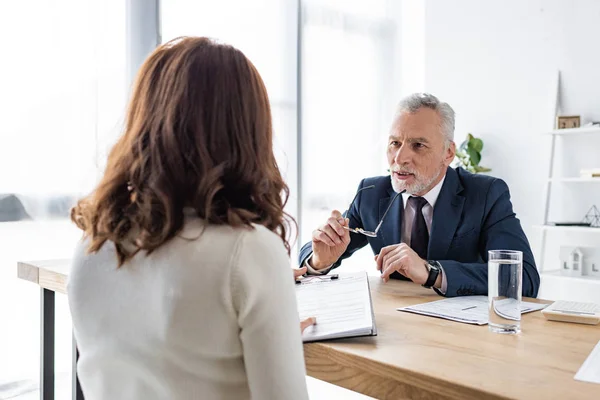 Rückansicht Einer Frau Mit Klemmbrett Der Nähe Eines Autohändlers Büro — Stockfoto