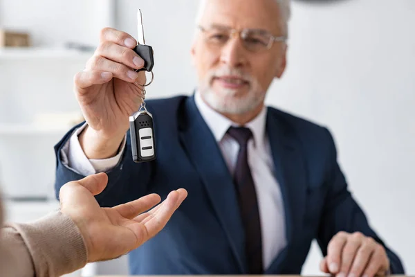 Selektiv Fokus För Bilhandlare Som Ger Bilnyckeln Till Människan Office — Stockfoto