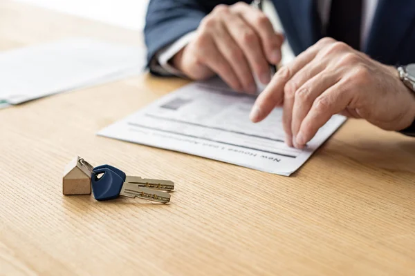 Selective Focus House Dealer Holding Pen Contract Car Key — Stock Photo, Image
