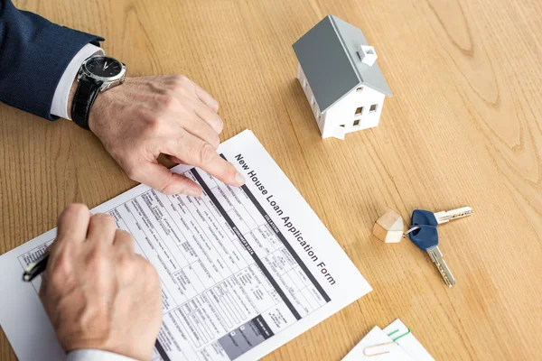 Bijgesneden Beeld Van Huis Dealer Houden Pen Buurt Van Nieuwe — Stockfoto