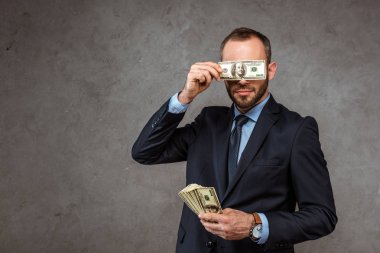 gri dolar banknot ile gözleri kaplayan takım elbiseli işadamı 