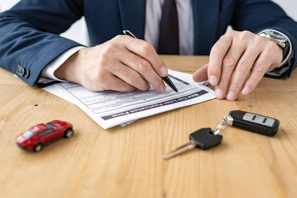 Selektiv Fokusering Bilhandlare Som Håller Penna Nära Kontrakt Leksaksbil Och — Stockfoto