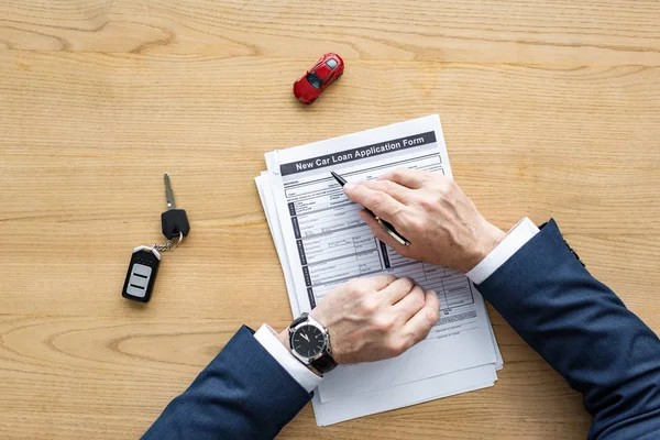 Top Zicht Van Autodealer Holding Pen Buurt Van Document Met — Stockfoto