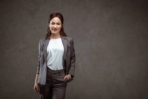 Mujer Negocios Feliz Ropa Formal Pie Con Mano Bolsillo Gris — Foto de Stock