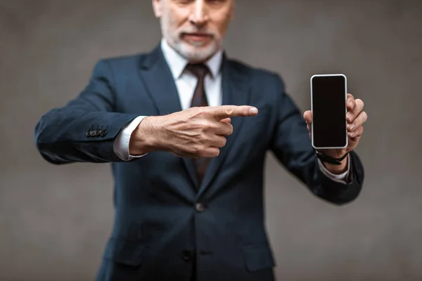 Selektiver Fokus Des Geschäftsmannes Der Mit Dem Finger Auf Smartphone — Stockfoto