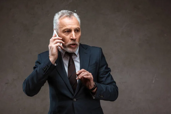 Sorprendido Hombre Negocios Barbudo Hablando Teléfono Inteligente Gris — Foto de Stock