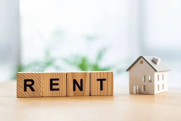 Kartonnen Huis Buurt Van Houten Kubussen Met Huur Belettering Tafel — Stockfoto