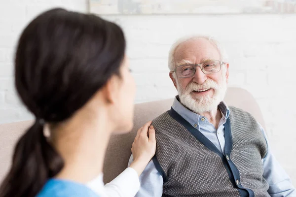 Enfoque Selectivo Del Hombre Pelo Gris Sonriente Mirando Enfermera — Foto de Stock