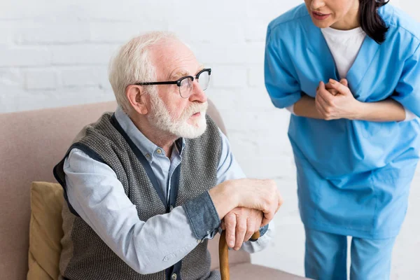 Vista Recortada Enfermera Hablando Con Hombre Pelo Gris Con Bastón — Foto de Stock