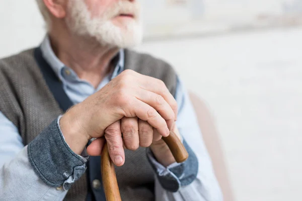Vista Ritagliata Dell Uomo Anziano Con Bastone Passeggio Mano — Foto Stock