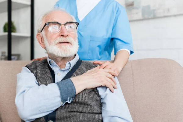 Doctor Apoyando Paciente Anciano Poniendo Las Manos Hombro — Foto de Stock