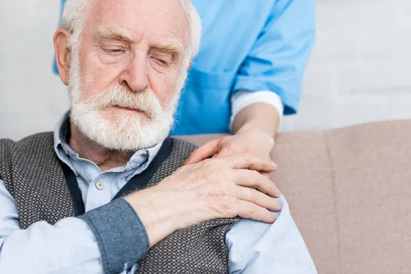 Enfermera Poniendo Mano Triste Hombre Mayor — Foto de Stock