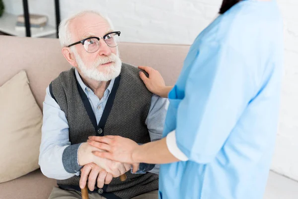 Beskuren Syn Sjuk Sköterska Sätta Händerna Gråhåriga Mannen — Stockfoto