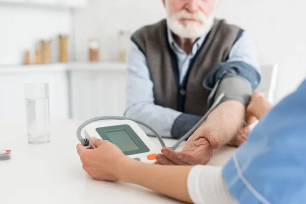 Przycięte Widok Starszy Mężczyzna Pielęgniarka Pomiaru Ciśnienia Krwi — Zdjęcie stockowe