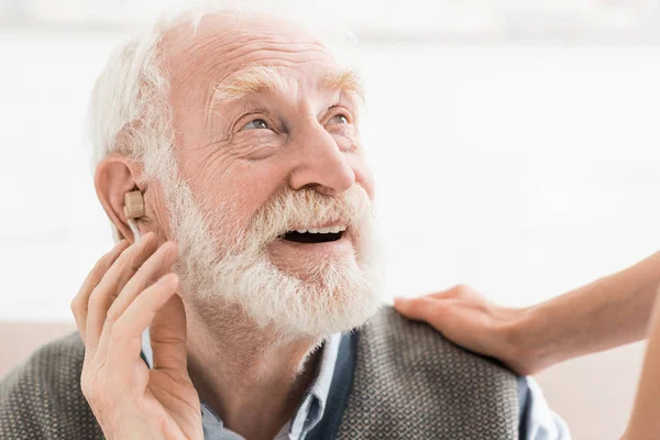 Homem Feliz Com Aparelho Auditivo Ouvido Olhando Para Longe — Fotografia de Stock