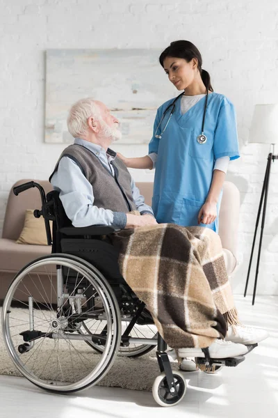 Медсестра Кладет Руки Инвалида Седого Мужчину Инвалидном Кресле — стоковое фото
