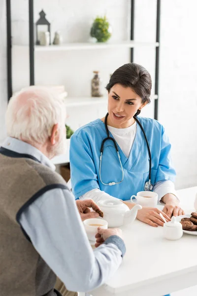 High Angle View Nurse Talking Gray Haired Man Sitting Kitchen — Stock Photo, Image