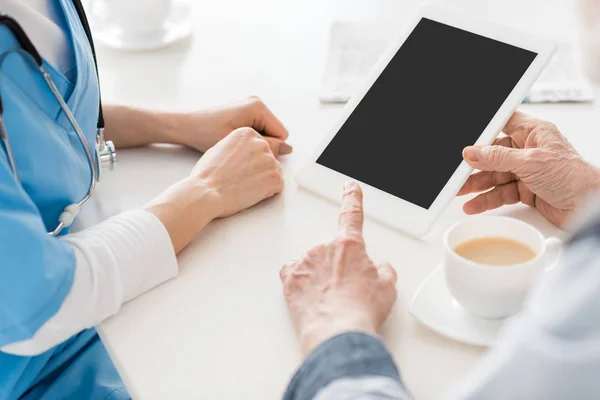 Tampilan Dipotong Dari Tangan Yang Menunjuk Tablet Digital Dengan Ruang — Stok Foto