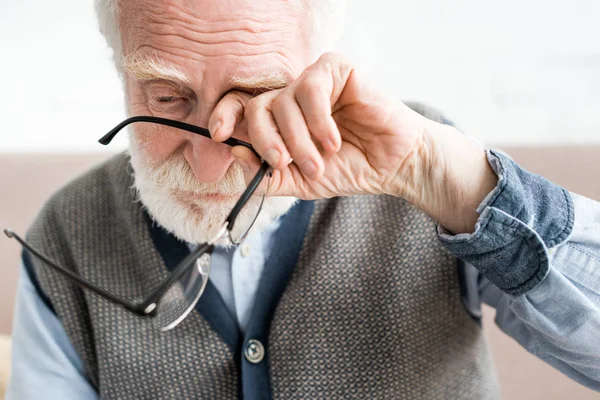 Грустный Пожилой Человек Держащий Очки Закрывающий Глаза Руке — стоковое фото