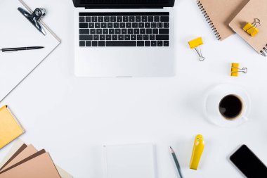 dizüstü bilgisayar, pano, zanaat kağıt, dizüstü bilgisayarlar, boş ekranlı akıllı telefon, cilt klipleri, kitap ve beyaz kahve fincan üst görünümü