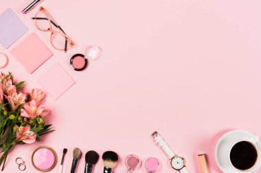 kahve fincanı üst görünümü, çiçekler, dekoratif kozmetik ve aksesuarları pembe
