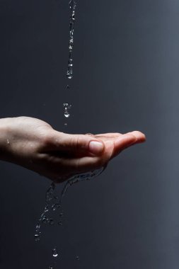 karanlık su damlaları ile kadın kırpılmış görünümü