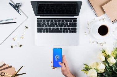 Kiev, Ukrayna - 11 Mayıs 2019: işyerinde ekranda shazam uygulaması ile akıllı telefon tutan adam kırpılmış görünümü