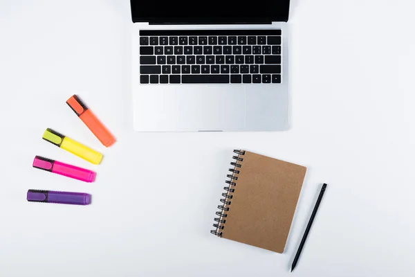 Draufsicht Auf Laptop Bunte Textmarker Notizbuch Und Stift Auf Weiß — Stockfoto