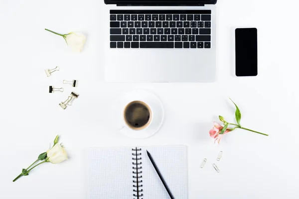 Bovenaanzicht Van Laptop Smartphone Met Blanco Scherm Notebook Met Pen — Stockfoto